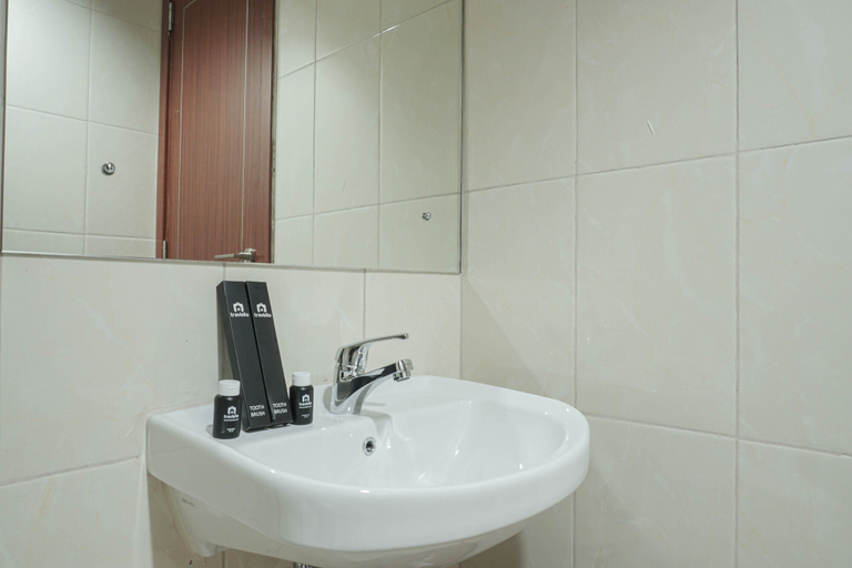 Bathroom 3, Fully Furnished Apartment with Comfortable Design 2BR Vittoria Residence, Jakarta Barat