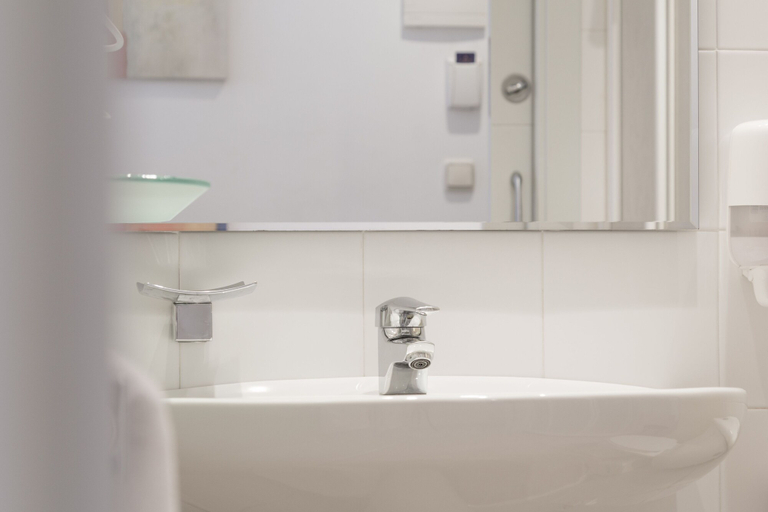 Bathroom 4, Pensión Ekia Pentsioa, Guipúzcoa