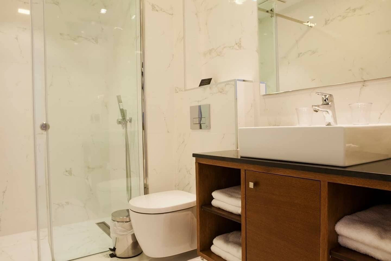 Bathroom 5, Andon Lapa Suites, Sarandës