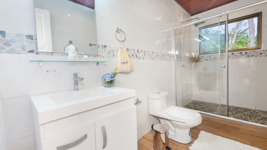 Bathroom 3, Rio Verde by Villa Alejandro, Boquete