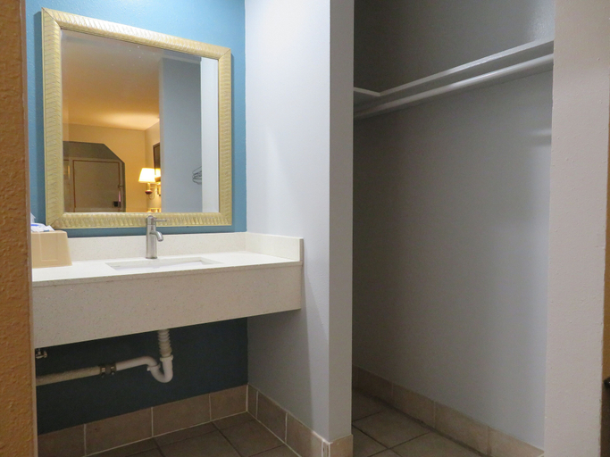 Bathroom 3, Travel Inn Motel, Jefferson
