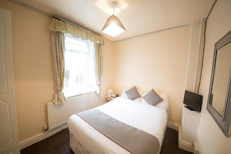 Bedroom 2, The Hollingdales Hotel, Blackpool