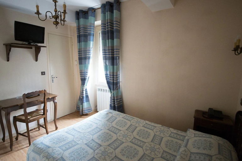 Bedroom 3, L'Esplanade, Yonne