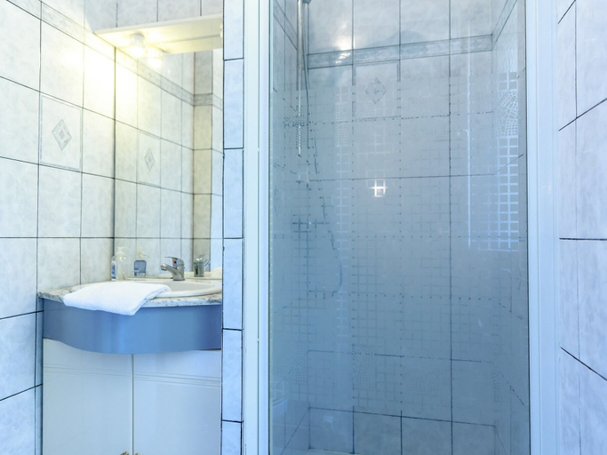 Bathroom 2, Montmartre Apartments - Monet, Paris