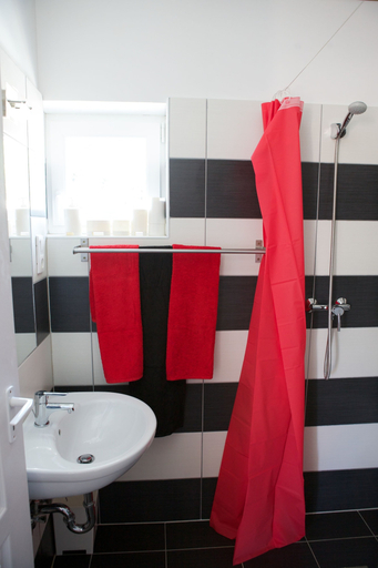 Bathroom 3, Sunset Apartments, Hajdúszoboszló