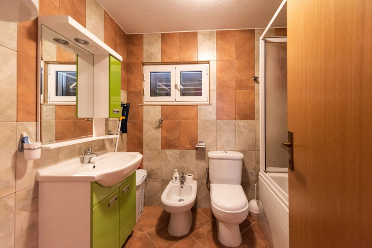 Bathroom 3, Apartments Karen, Marina