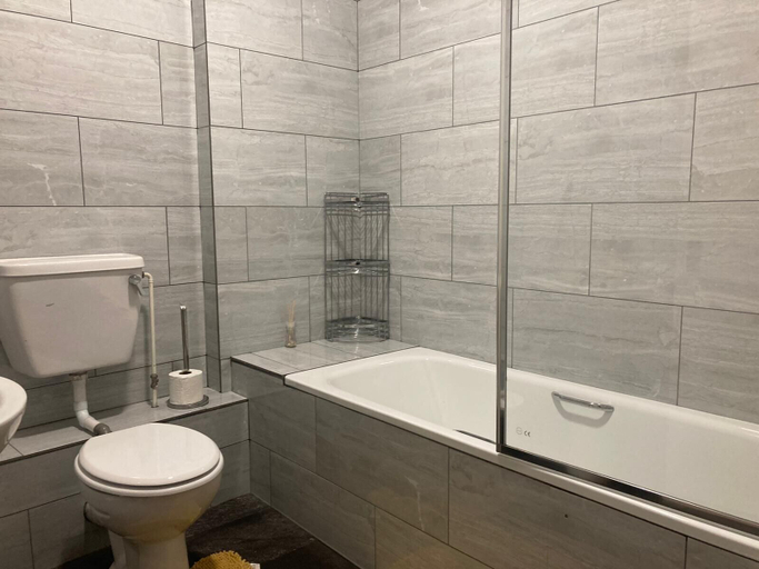 Bathroom 3, Three Bed Two Bath Apartment in London, London