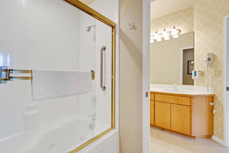 Bathroom 4, River Ridge 327b, Deschutes