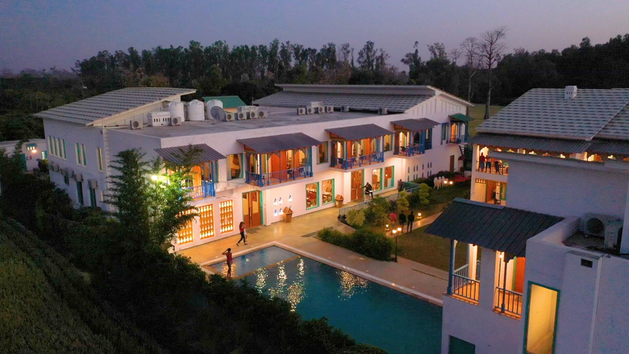 Exterior & Views