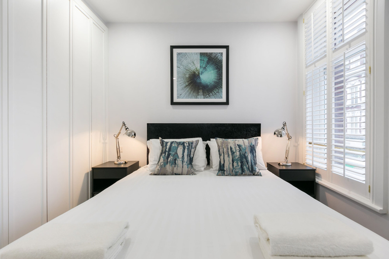 Bedroom 2, Urban Chic - Shaftesbury, London