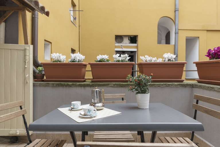 Food & Drinks, Campo De' Fiori Central Flat, Rome