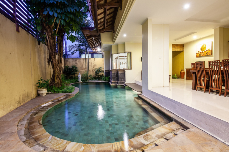 Sport & Beauty 5, 8-BR Private Pool Villa Walk to Seminyak Beach, Badung
