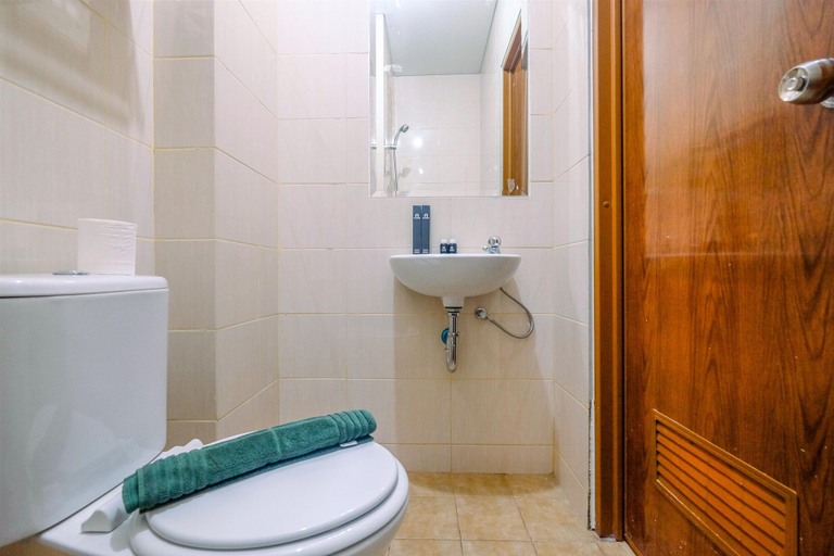 Bathroom 2, Compact and Relaxing Studio at Dave Apartment, Depok