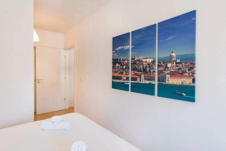 Bedroom 2, Comfortable Apartment in Campo Pequeno, Lisbon