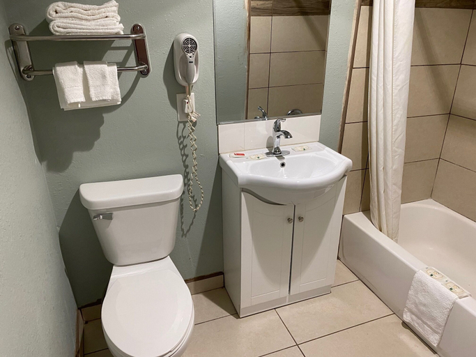 Bathroom 5, American Inn, Steuben