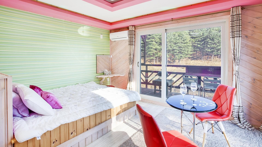 Bedroom 1, Gapyeong Kumedaehwa Pension, Gapyeong
