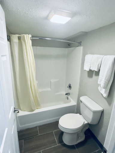 Bathroom 3, Executive Inn Kingsville, Kleberg