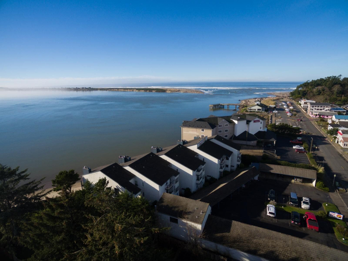 Exterior & Views 2, Dock of The Bay 105, Lincoln