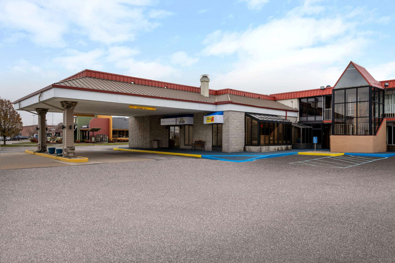 Exterior & Views 2, Days Inn by Wyndham Perrysburg/Toledo, Wood