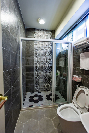Bathroom, Picking up the B&B, Hualien