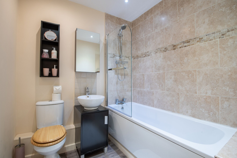 Bathroom 3, No 11, Nottinghamshire