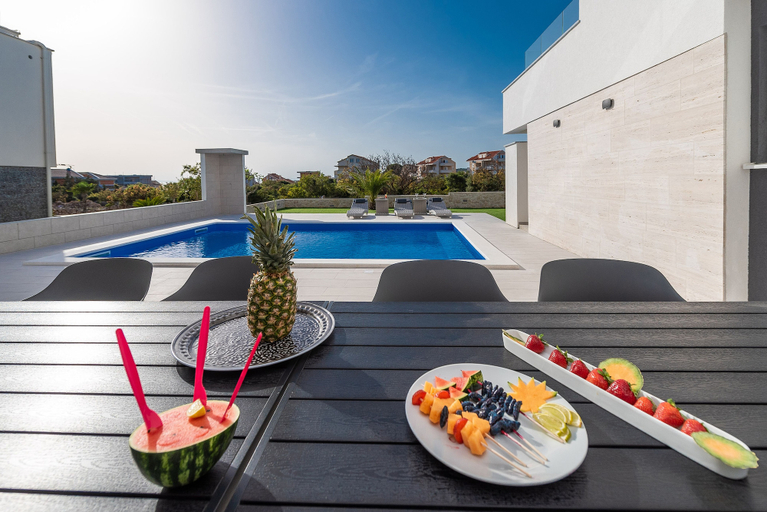Food & Drinks 5, Apartments & Rooms Pool Villas Maris, Novalja