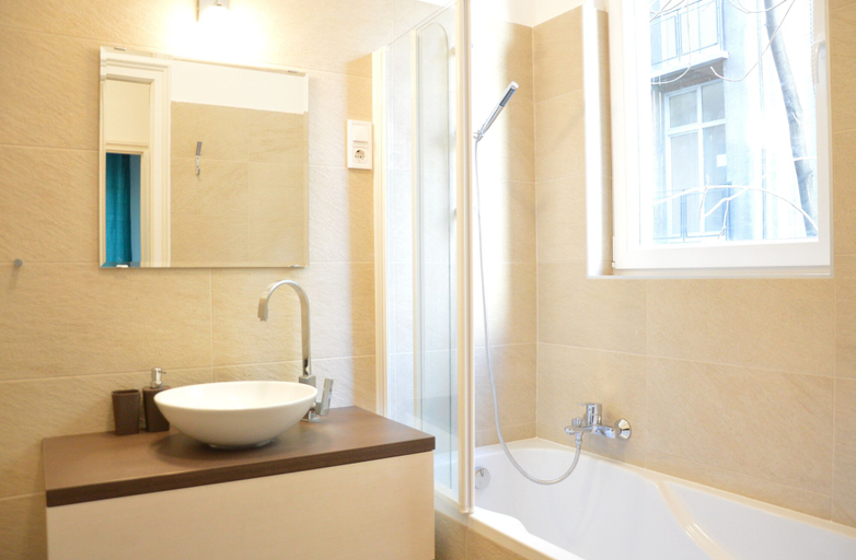 Bathroom 3, Bajcsy 2 Apartment, Budapesti