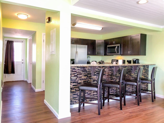 Others 4, 5218 Beach Dr A, Bay