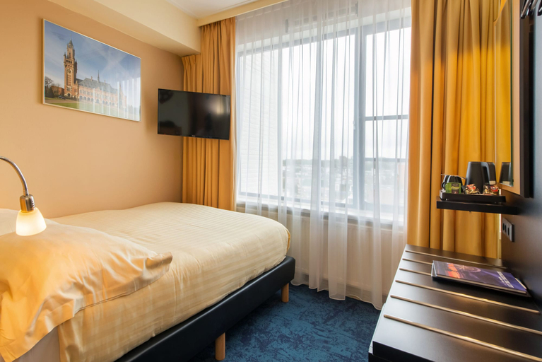 Bedroom 2, Badhotel Scheveningen, The Hague
