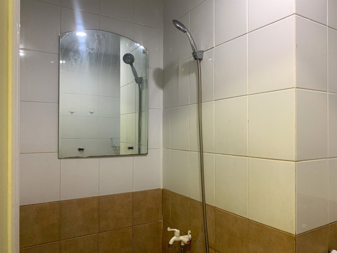 Bathroom 5, Comfort 2Br Apartment At Green Pramuka City, Jakarta Pusat