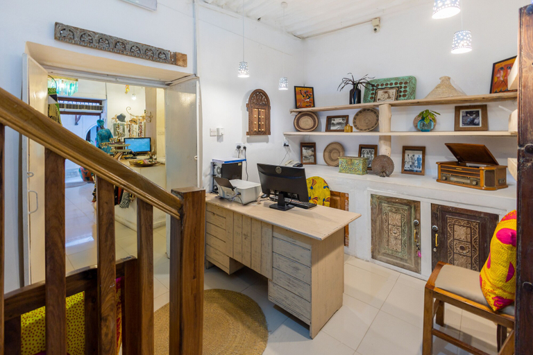 Others 5, Sharazad Wonders Boutique, Mjini
