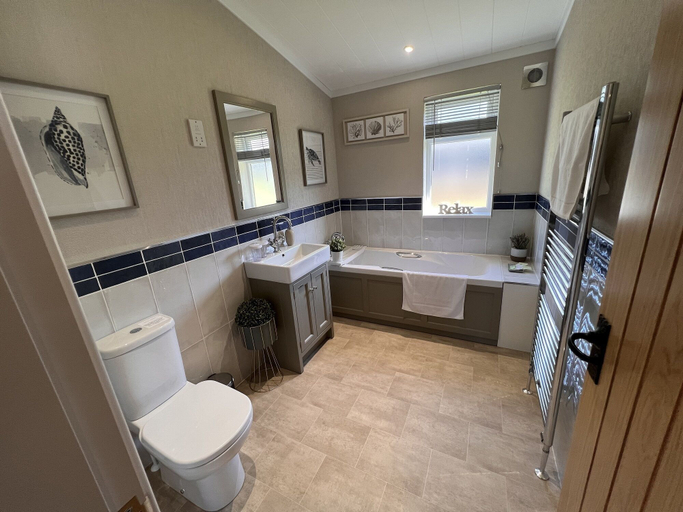 Bathroom 4, Hollicarrs - Dragonfly Lodge, York