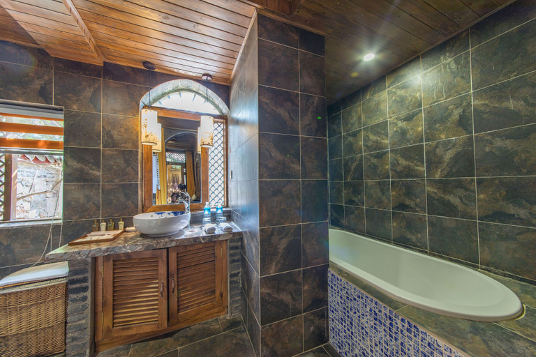 Bathroom 3, Lijiang Langyun Inn, Lijiang