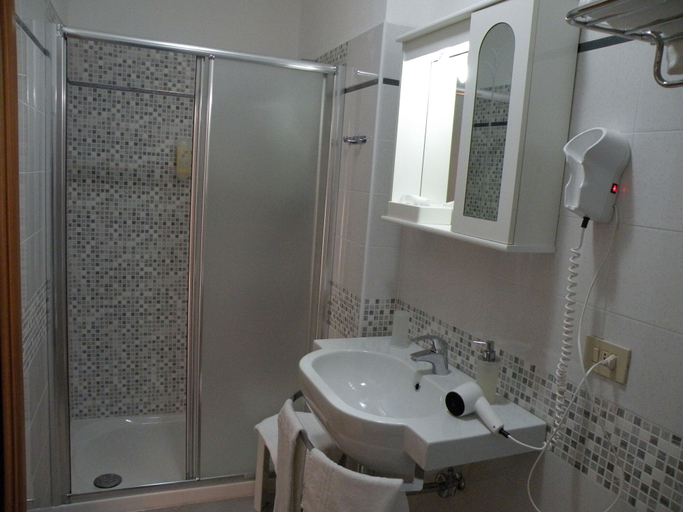 Bathroom 4, Hotel Parrini, Grosseto
