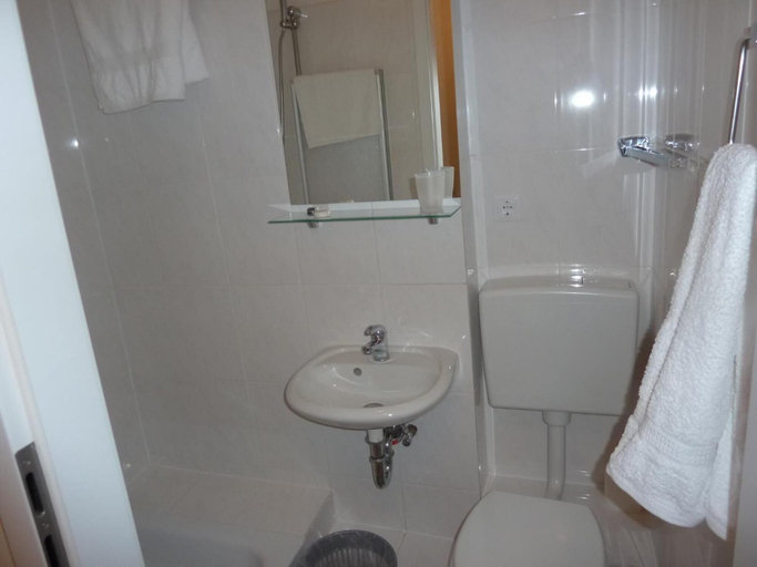 Bathroom 4, Pension Relax, Offenbach am Main