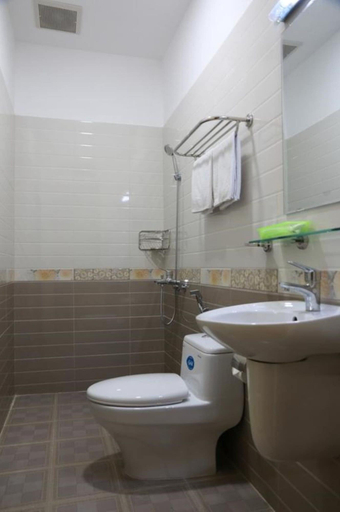 Bathroom, Dang Uyen Hotel, Đà Lạt