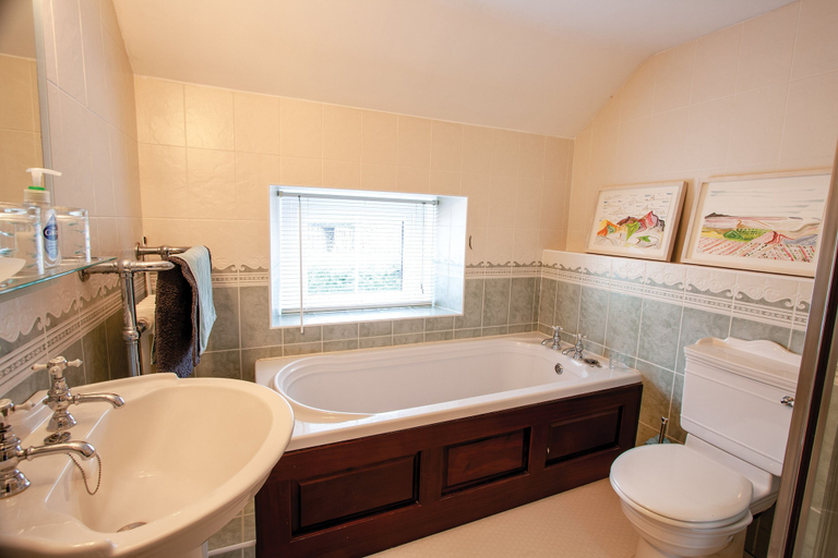 Bathroom 4, Bayview House - 4 bedroom - Llanmadoc, Swansea