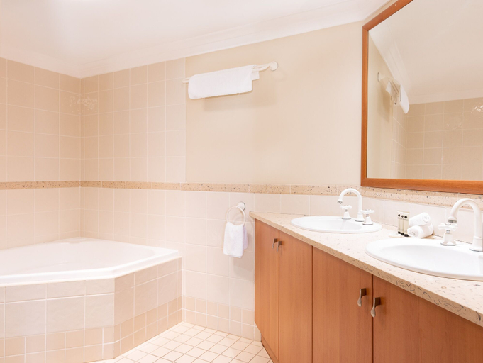 Bathroom 3, Breakers 1/10, Clarence Valley- Coast