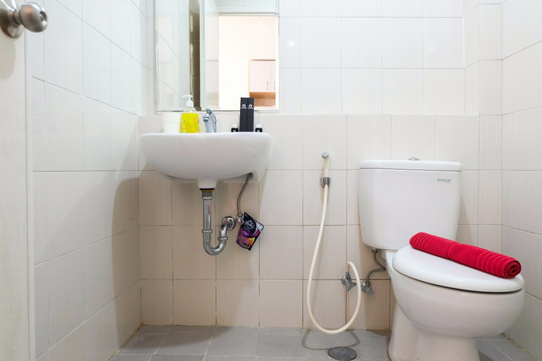 Bathroom 3, Cozy 1Br At Signature Park Grande Apartment, East Jakarta