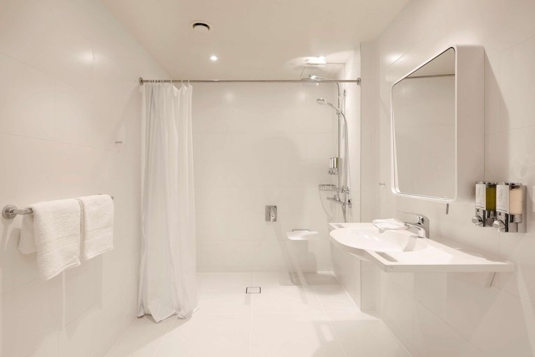 Bathroom 4, Hampton by Hilton Krakow Airport, Kraków