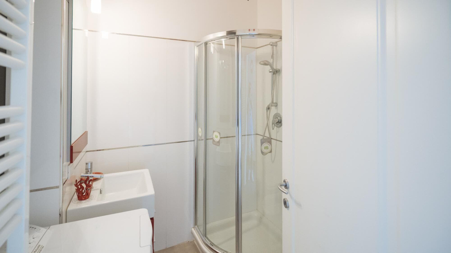 Bathroom 5, Parco Villa Fiske 2, Savona