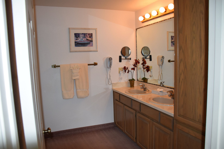 Bathroom, Schooner Landing, Lincoln