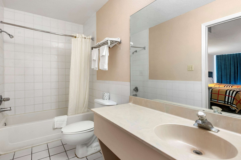 Bathroom 5, Rodeway Inn New Port Richey, Pasco