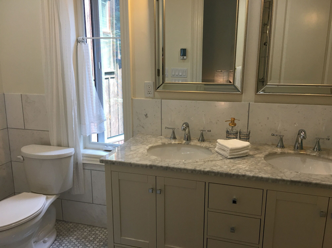 Bathroom 4, Beautiful 4BR Downtown House, Sleeps 10, Toronto