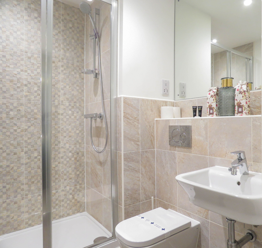 Bathroom 2, Tudors eSuites Apartment with 4 Beds, Birmingham
