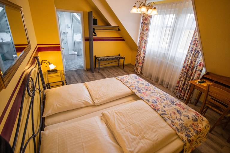 Bedroom 2, Hotel Gasthof Rössle, Ravensburg