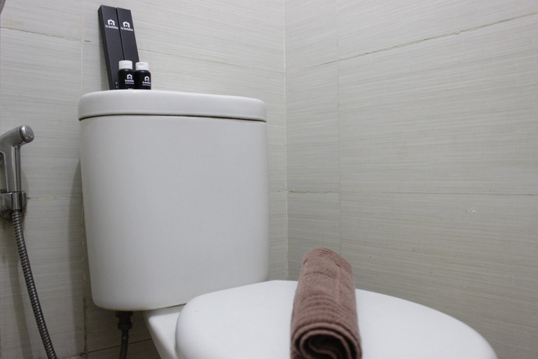 Bathroom 3, Compact and Minimalist 2BR Apartment at Gateway Pasteur, Bandung