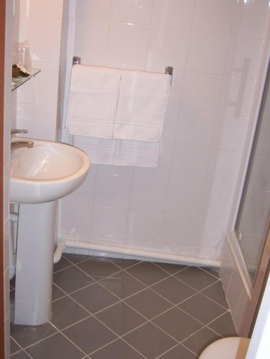 Bathroom 5, Hotel Royal Residence, Paris
