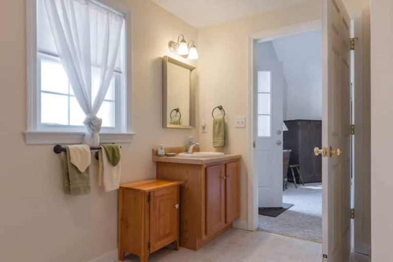 Bathroom 4, Sunnyside Up, Middlesex