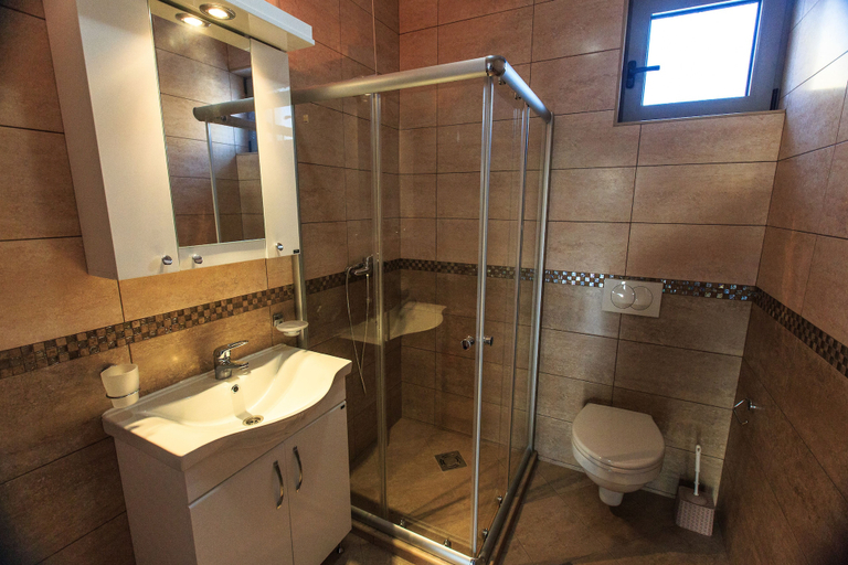 Bathroom 4, De Lux Apartments Luka